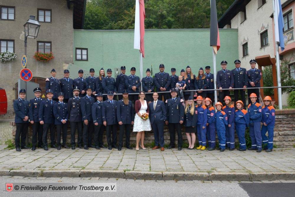 Feuerwehr Gratuliert Jasmin Und Simon Lehmann Zur Hochzeit